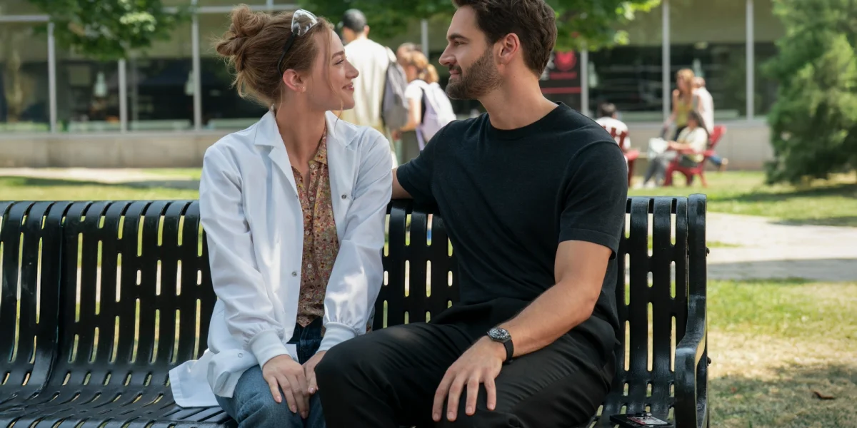 Lili Reinhart and Tom Bateman in a scene from The Love Hypothesis movie.